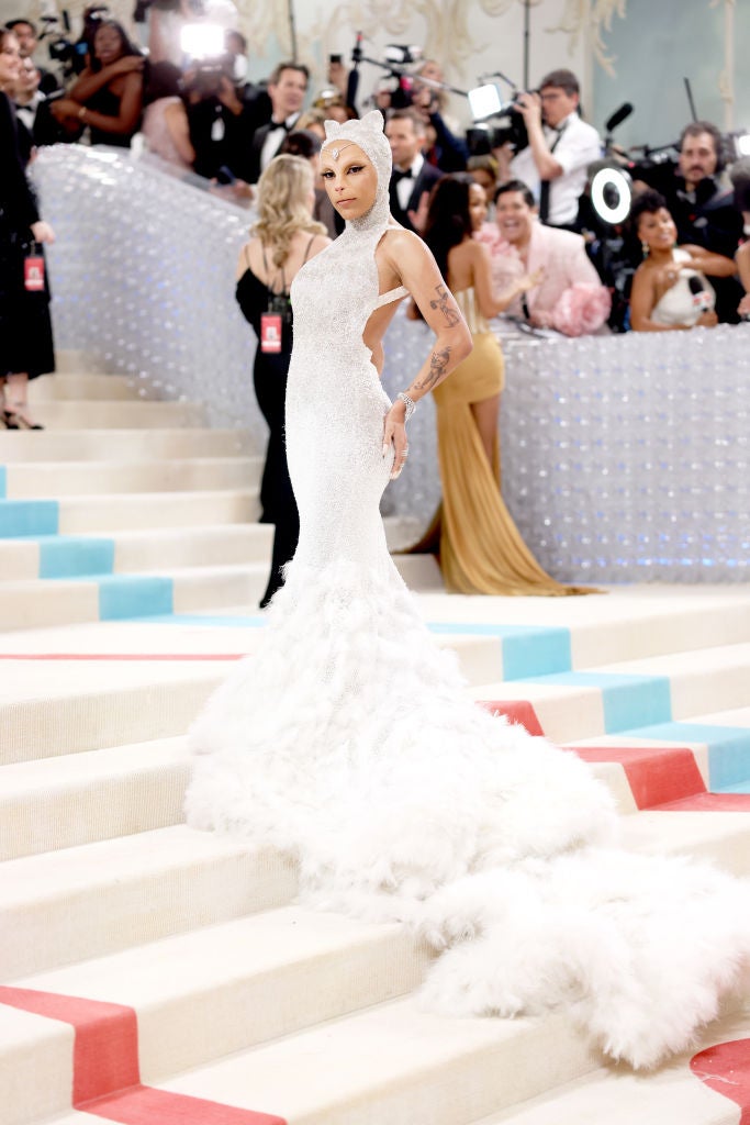 Doja Cat asiste a la Met Gala 2023 vestida como el gato de Karl